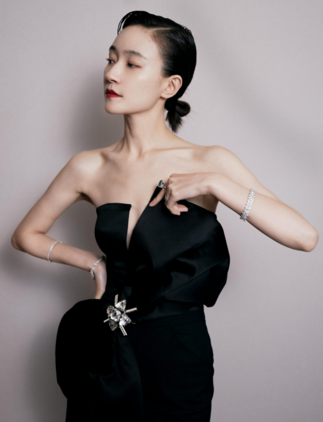 焦俊艳终于舍得秀身材抹胸配高腰长裤高挑纤瘦时髦又干练