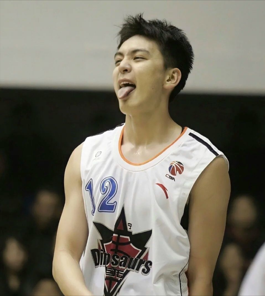 体坛颜值天花板,凭爆粗口屡上热搜,杨鸣被称"另一个林丹"?