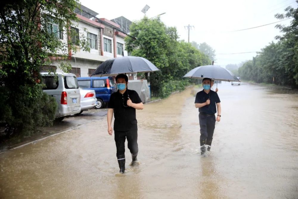 岳伟冒雨巡河并慰问防汛一线人员