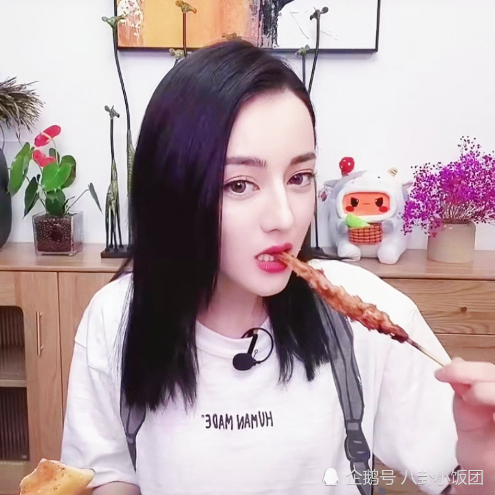 迪丽热巴在线直播吃播,自曝吃到好吃的第一反应竟是抖腿
