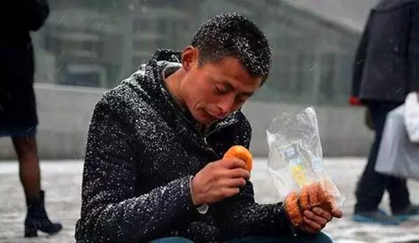 而近期在网上购买彩票一直输钱,生活因此过得很拮据,便起了抢劫的心思