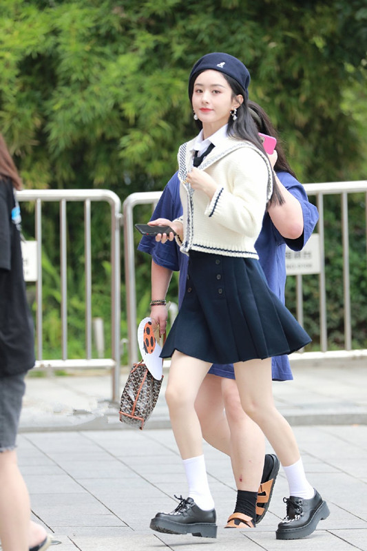 赵丽颖似回18岁穿白色针织衫搭百褶裙越看越可爱呢