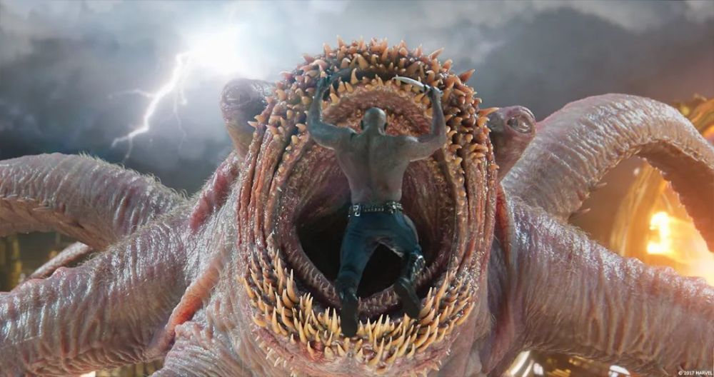 当鲨鱼王跳起来啃噬海星时,仿佛是银河护卫队里面的毁灭者面对巨型的