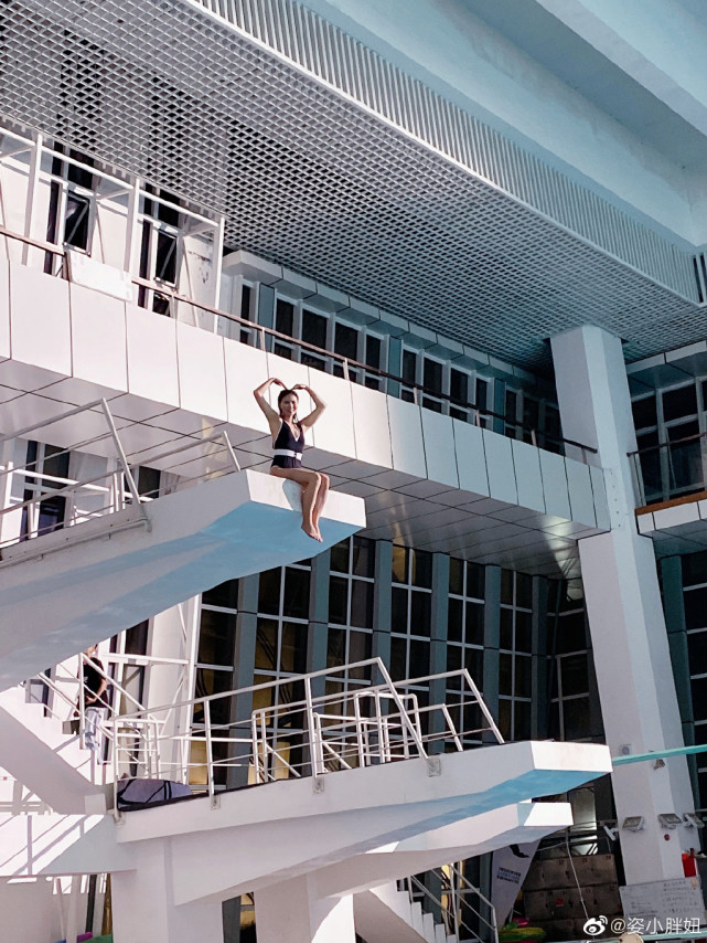 奥运冠军何姿坐在十米跳台上比心生娃后逆生长美出新高度