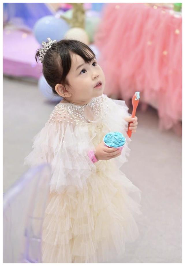严屹宽为3岁女儿庆生,杜若溪曾流产2次才生下孩子,宝宝继承父母高颜值