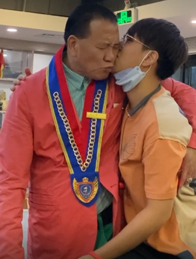 万梓良为儿子庆祝生日被亲吻脸颊感动落泪18岁爱子高大帅气