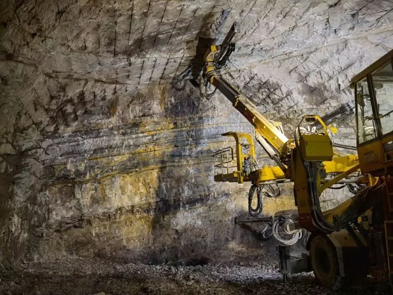 8月20日,蜀道集团沿江高速宁会隧道进口端右洞钻爆法施工单月掘进突破