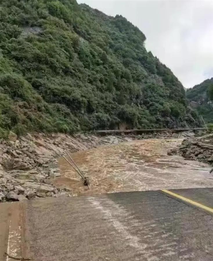 西安蓝田暴雨致部分地区信号中断3名抢修员途中连人带车失联