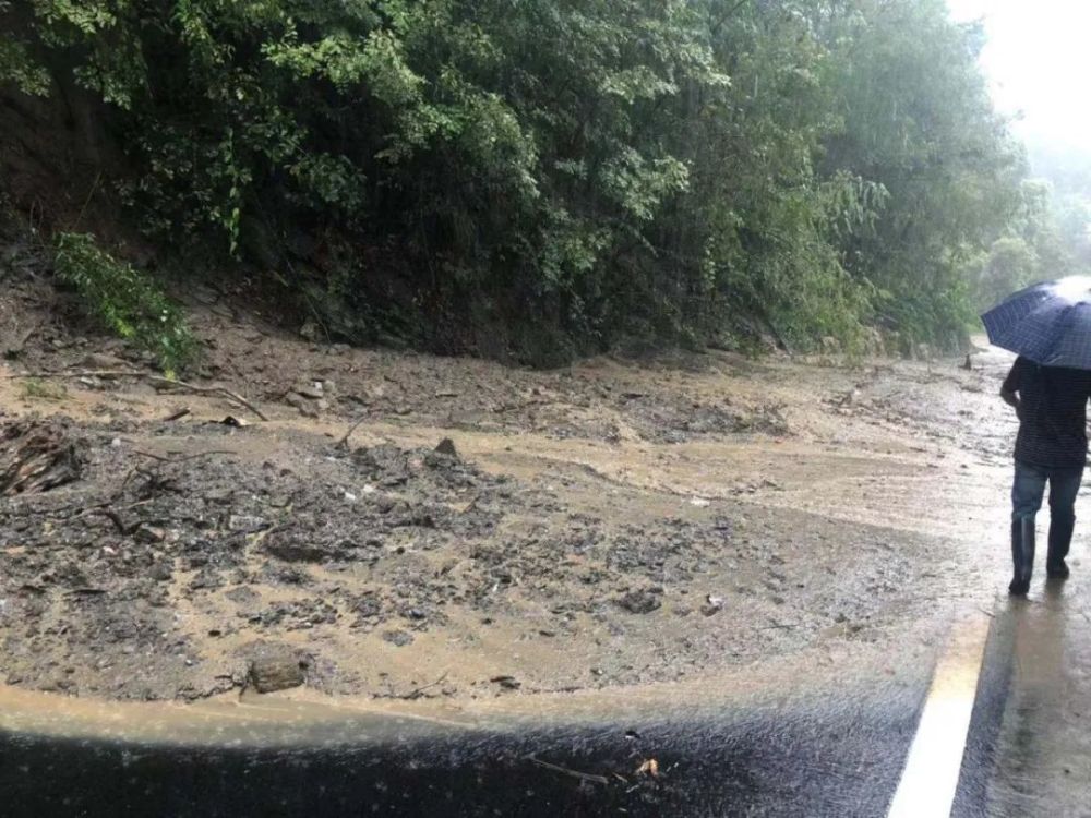 汉阴县突降暴雨干部群众迅速开展抢险救灾