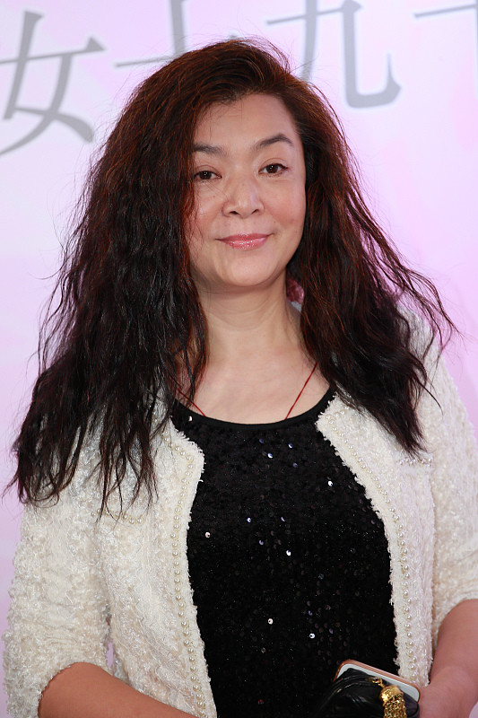 周润发前女友变化真大,穿的优雅还低调,看着不像"小龙女"