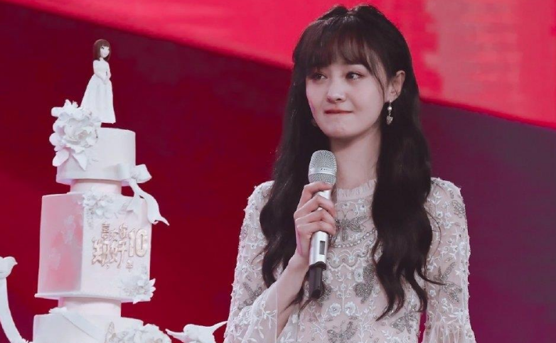 郑爽30岁生日显冷清没有安排热搜没有见面会粉丝低调送祝福