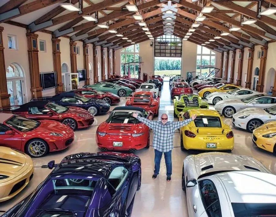 77岁富豪买车太疯狂12辆劳斯莱斯成彩虹4个车库堆了160辆车