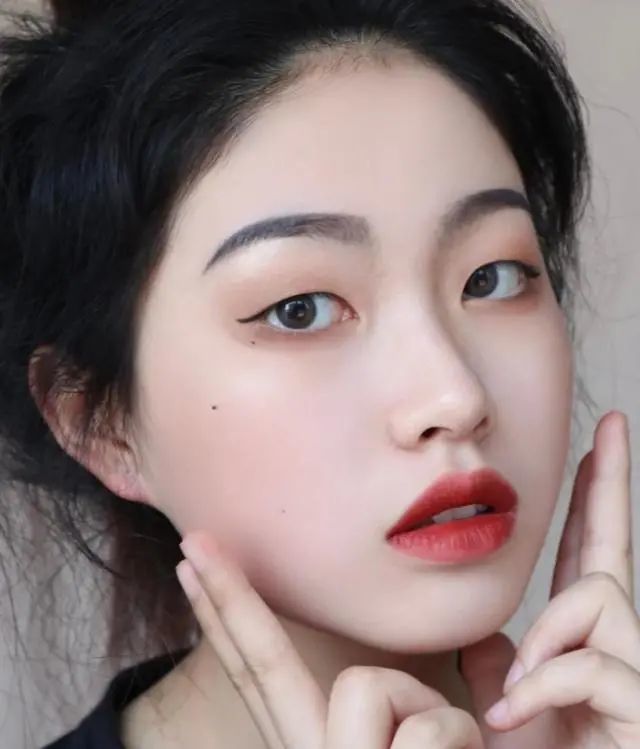 单眼皮如何画眼妆?记住这几个小技巧,手残党也可以变美!