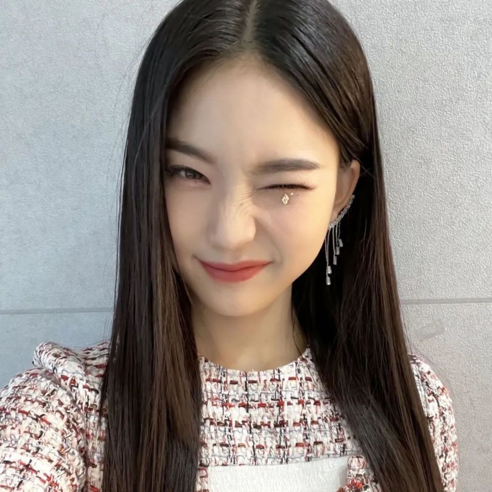 爱豆头像花在杯中月在杯中