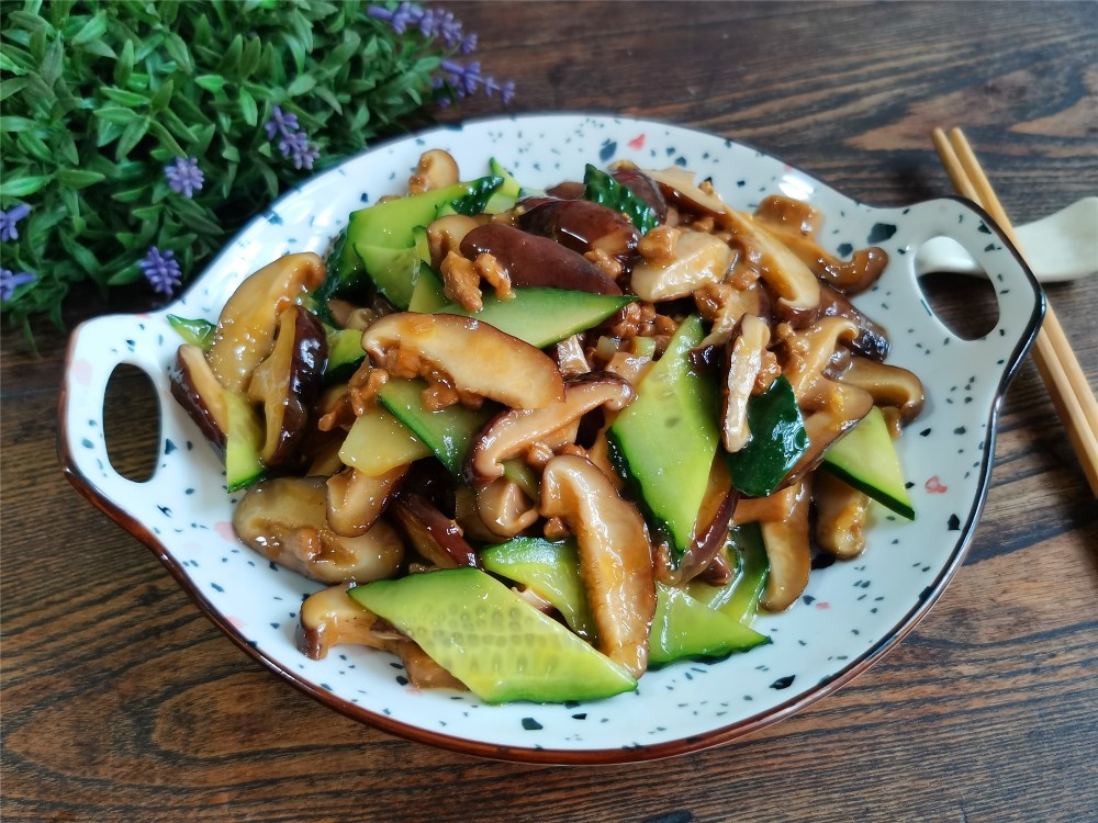 香菇是我们一年四季都能吃到的食用菌类,香菇肉质肥厚细嫩,味道鲜美