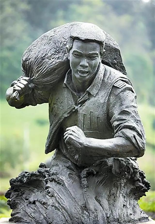 高烧40度三次带病冲上大堤的他牺牲后父亲换上军装冲上前线