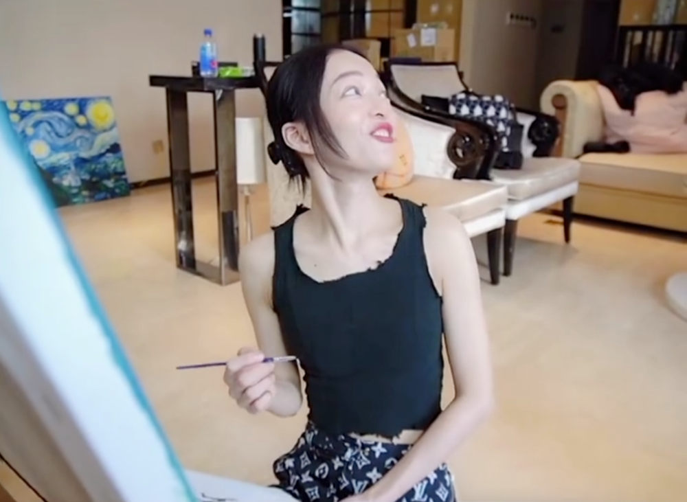 还从阳台的视角,拍到了一幢幢独栋别墅,这也可以从侧面印证,张韶涵住