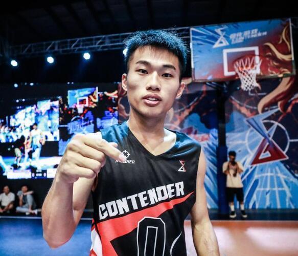 洋葱哥被曝同时交往6女友后道歉:接受批评!球迷:还没捞够钱吧