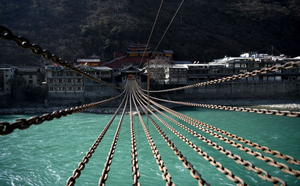 瀘定橋13根鐵鏈一萬多個鐵環40噸在三百年多前是如何建造的