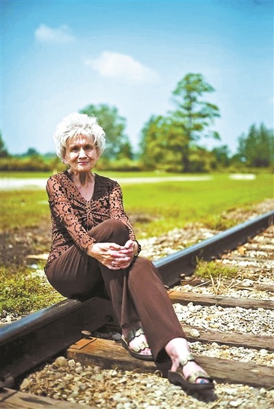 陪爱丽丝门罗小坐片刻