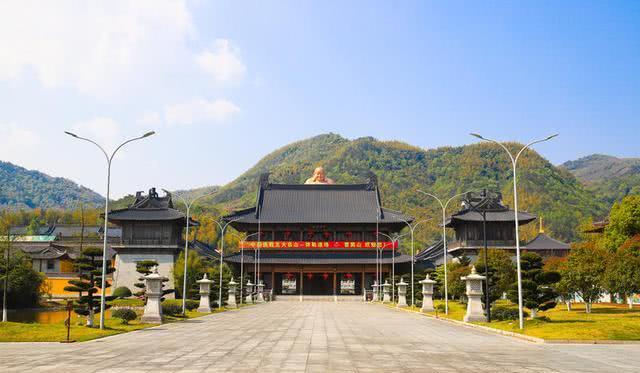 雪窦寺,古称雪窦资圣禅寺,天下禅宗十刹之一.