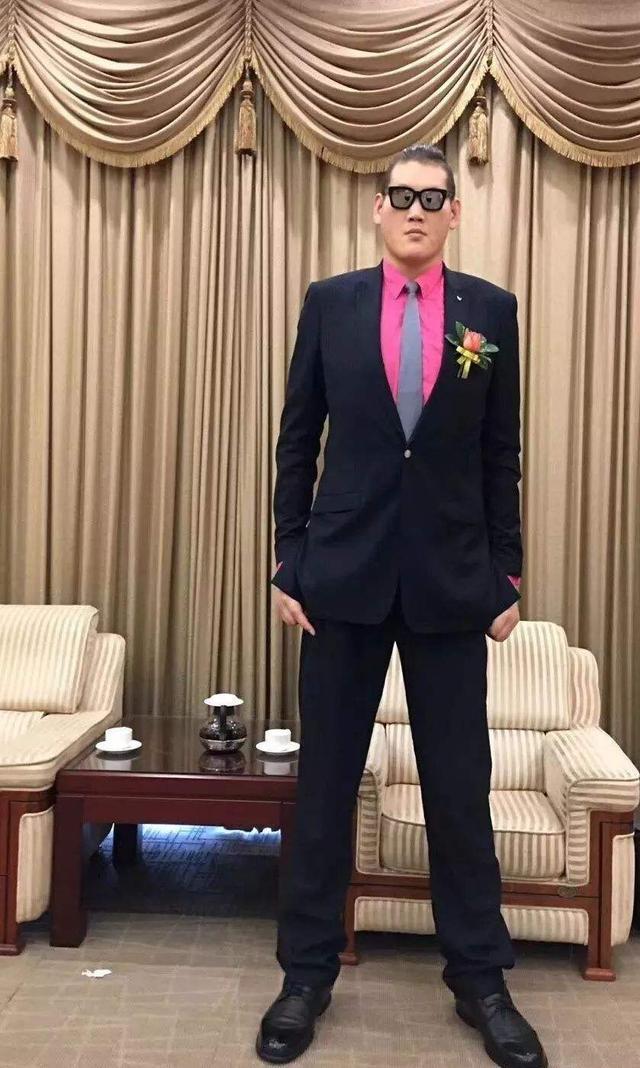 亚洲巨人张欢:身高2.38米,找1.65米的明星女友,如今怎么样了