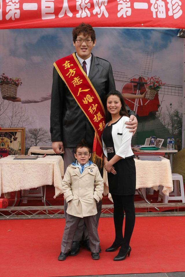 亚洲巨人张欢:身高2.38米,找1.65米的明星女友,如今怎么样了