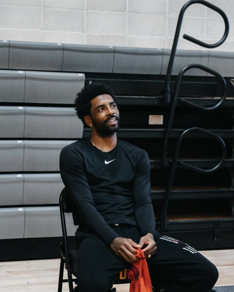 欧文身穿黑色运动裤和黑色长袖,练习了运球以及各种投篮,训练之余