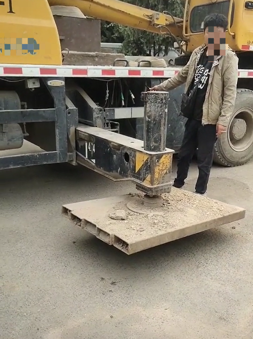 把钢板直接焊在吊车支腿下,从此出门不用带枕木!