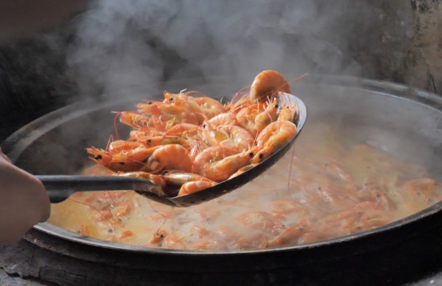 古法瓦缸烘虾,水火交融,成就渔村美食"名片"_腾讯新闻