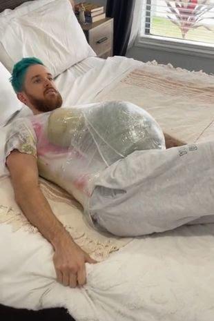 英国男子体验怀孕,肚子绑大西瓜作"孕肚",两小西瓜作"假胸"