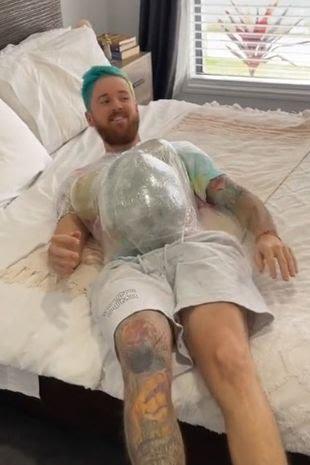 英国男子体验怀孕肚子绑大西瓜作孕肚两小西瓜作假胸