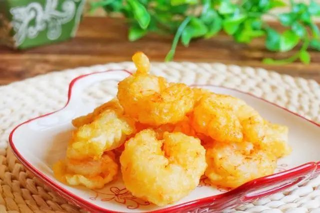 饭店里看上去很复杂的软炸虾仁其实并不难步骤简单易上手