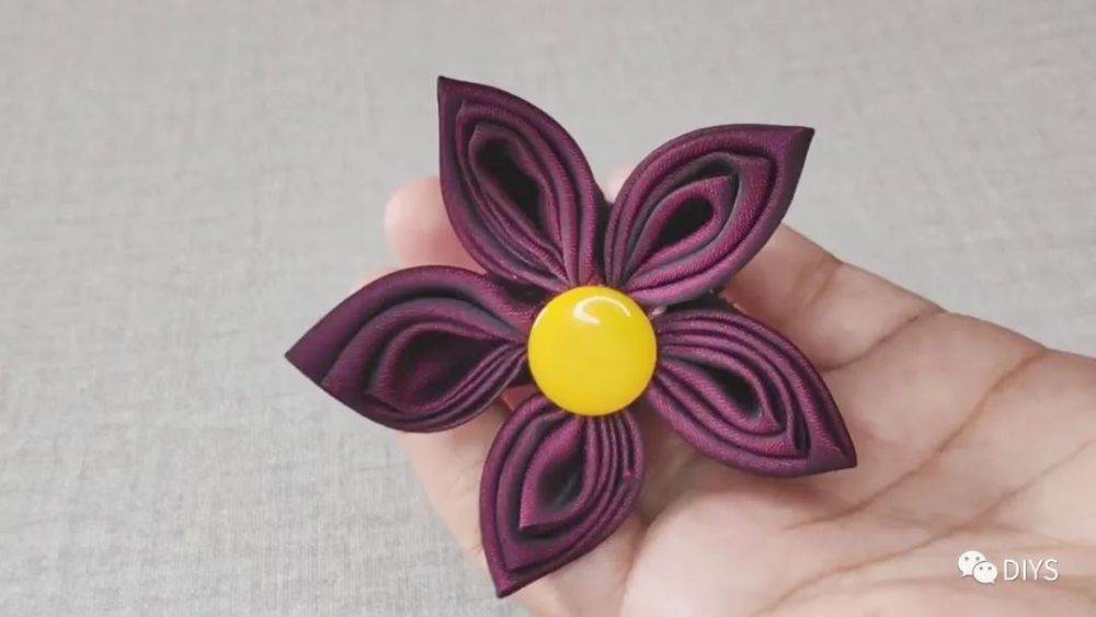 "手工制作"漂亮的绸缎花朵!
