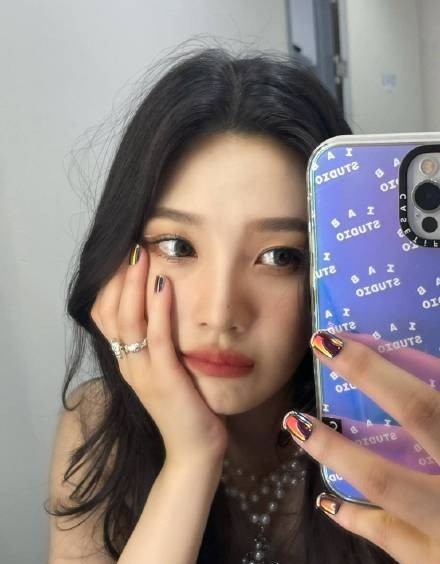 韩媒报道 Red Velvet成员joy与歌手crush恋爱中 全网搜