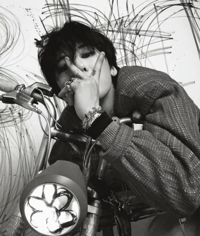 权志龙中长发造型曝光脸部发福颜值不在和jennie真的有夫妻相