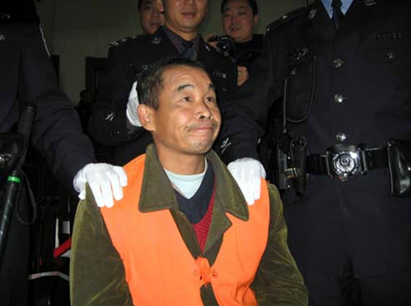 镰刀等工具把道观内的数名香客杀死,并因怀疑道观主持调戏自己的妻子