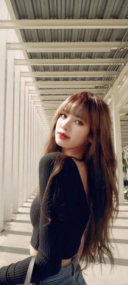 据韩媒发布blackpink成员lisa将solo出道粉丝直呼yg搞快点