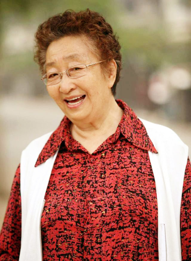 李明启11岁丧父当过清洁工平凡丈夫是她最有力的支撑