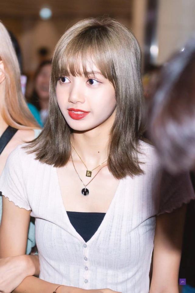 lisa将solo出道概念海报亮相金发红衣魅力十足充满神秘感