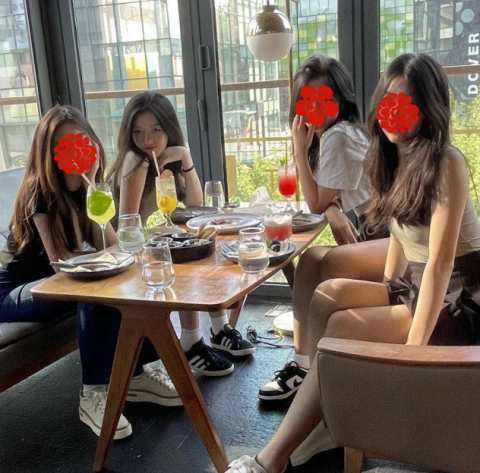 王菲女儿李嫣晒闺蜜聚餐照姐妹合影青春靓丽