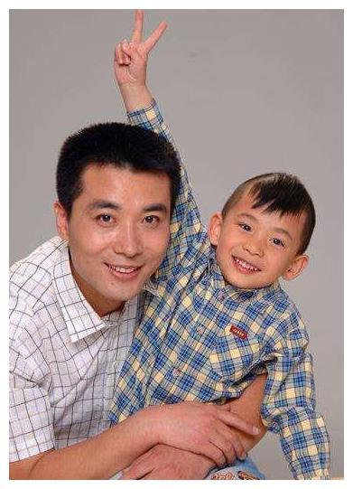 他是"央视一哥",结婚多年妻子"成迷",19岁儿子成一生骄傲