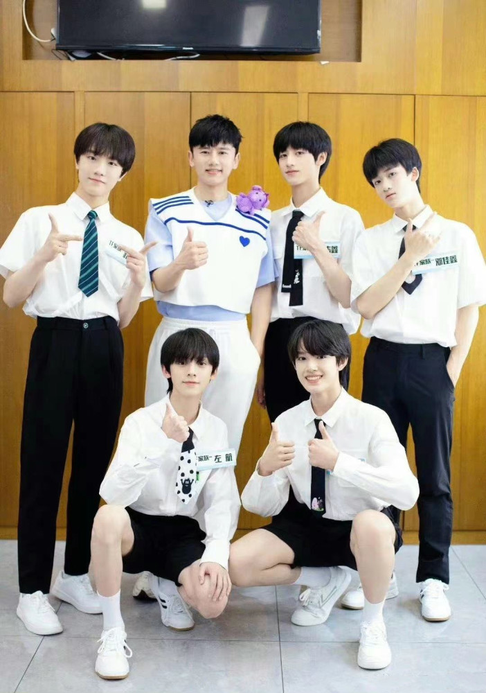 邓佳鑫,张极,左航和师兄丁程鑫合影了,丁程鑫是时代少年团的成员