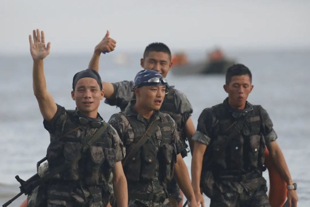 直击海训现场风浪铸就两栖尖兵