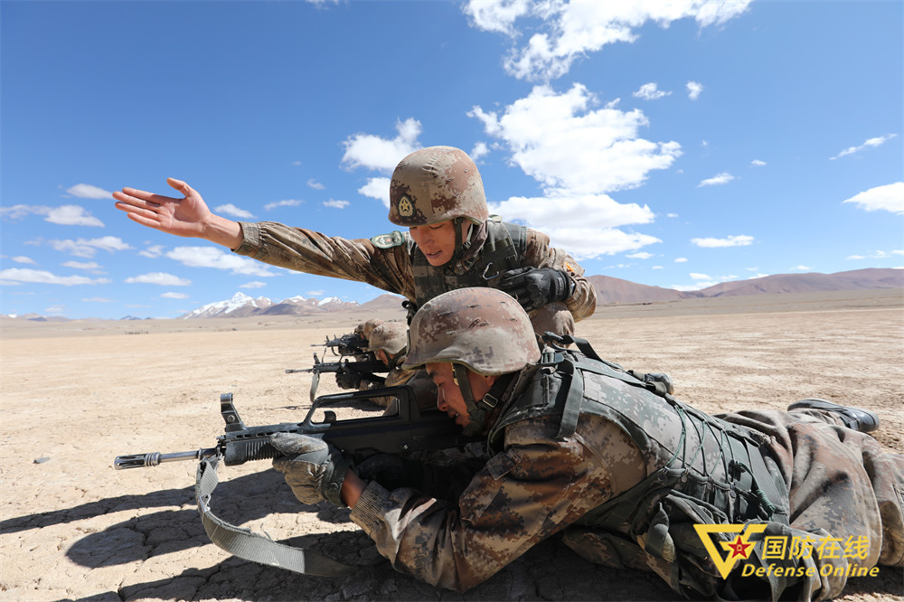 在新中国成立70周年阅兵式上,班长汤成成高擎"进藏先遣英雄连"战旗,在