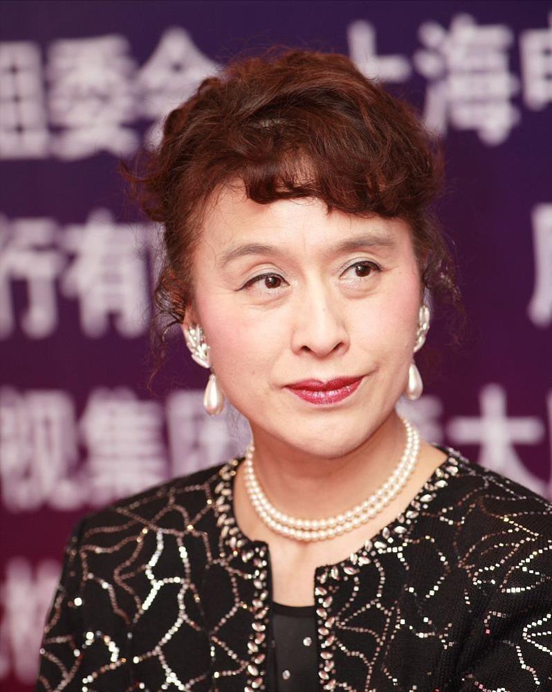 栗原小卷老了还是很耐看,穿套装戴丝巾优雅精致,妈妈们照穿好绝