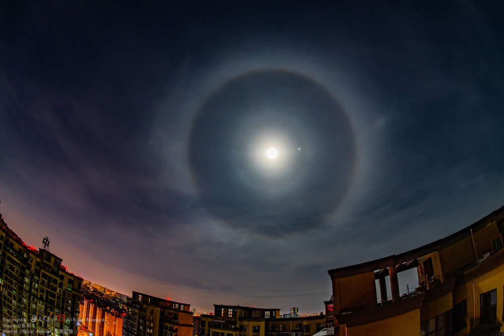 今日成都月晕与雪山共舞市民凌晨起床记录美景
