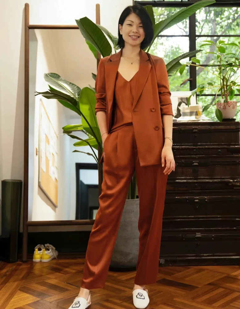 只看吕燕的外在形象,也的确可以称得上 "东方超模",她的身材纤细,线条