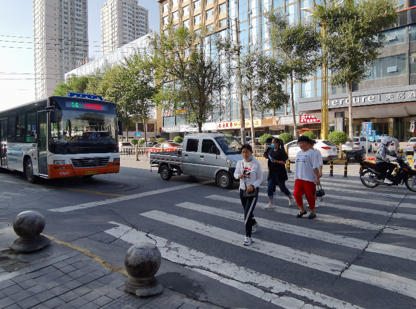 公交車禮讓行人成西寧街頭美景——