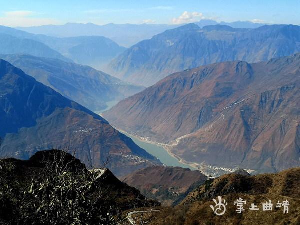 曲靖境内的多条河流最终汇入金沙江,金沙江在东川市因民村折转北流